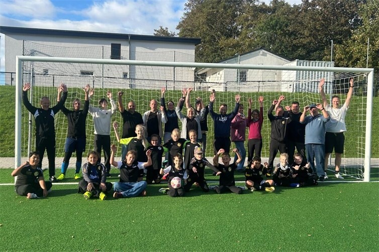Die E1 und ihre Trainer beim Trainingstag in Leimersdorf