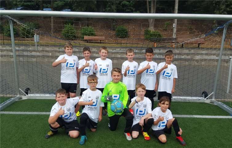 Die E2-Jugend des SV Alzheim mit ihren neuen Trikots.privat