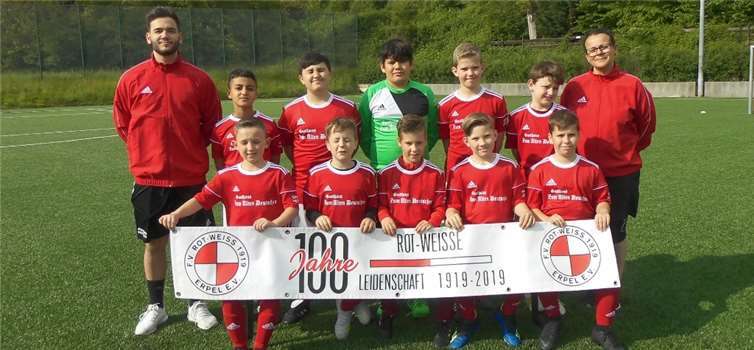Die E2-Jugend im 100-jährigen Jubiläumsjahr hinten: Fernando Bonn, Amir Seifi, Ahmed Chausev, Jonas Höse, Ben Kappelhoff, Ledian Dabiqaj, Manuela Wagner, vorne: Lukas Reichelt, Tim Wagner, Tom Bornheim, Fynn Schmitz, Nic Wygas (v. l. n. r.).Foto: privat