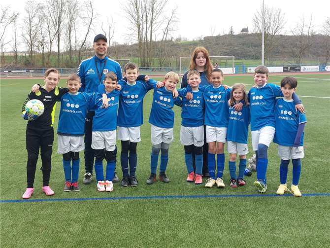 Die E2-Junioren sind eifrig und mit Spaß an der Sache unterwegs, auch wenn die Resultate manchmal zu wünschen übrig lassen. Die Trainer Christoph Haupt und Paula Grabosch (hinten) treiben so ihr Team immer mit viel Einsatz an. Zum Team gehörten am vergangenen Samstag (v. l. n. r.): Luca Rech, Ole Rodarius, Luis Kirst, Jonas Haupt, Matthias Brammer, Erik Rodarius, David Rütze, Paula Klammer, Ben Kröber und Noah Erkelenz.  Foto: privat