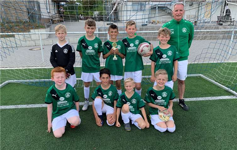 Die E2-Juniorenmannschaft des FC Alemannia Plaidt – die Alemannen hinten v.l.: Leo Bitter, Till Hoffmann, Lorik Bajrami, Max Fuchs, Tim Gunia, Trainer Christian Hoffmann vorne v.l.: Janne Nachtsheim, Hussein Mohamed, Emilian Rommerskirchen, Elias Unkauf.Foto: privat