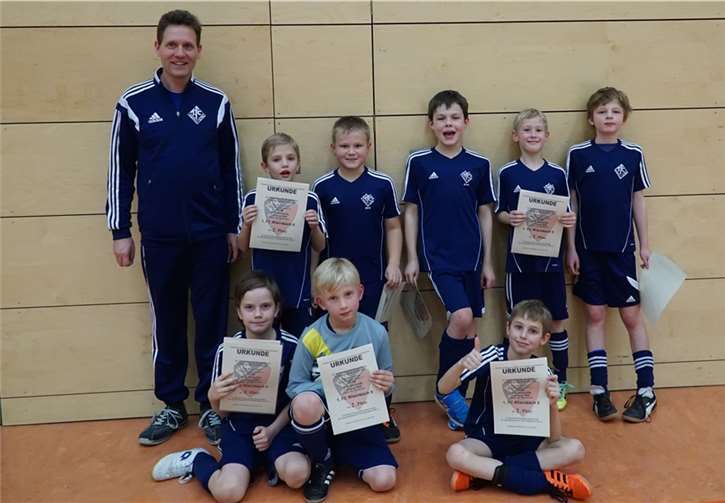 Die E2 freuen sich über den zweiten Platz beim Hallenturnier.Christoper Beeck