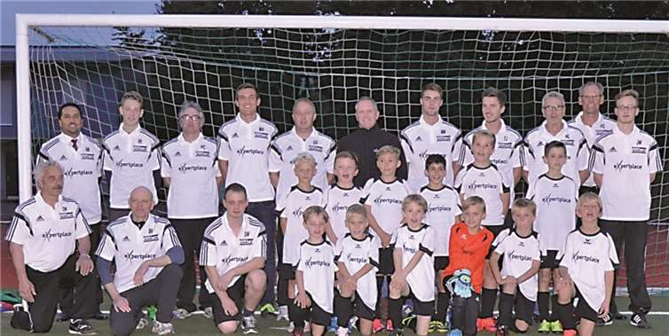 Die E3-Junioren gehen künftig in neuen Trikots auf Tor- und Punktejagd.privat