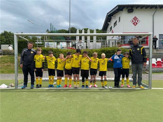 Starke Leistung trotz knapper Niederlage Die E3-Mannschaft mit ihren Trainern. Foto: privat