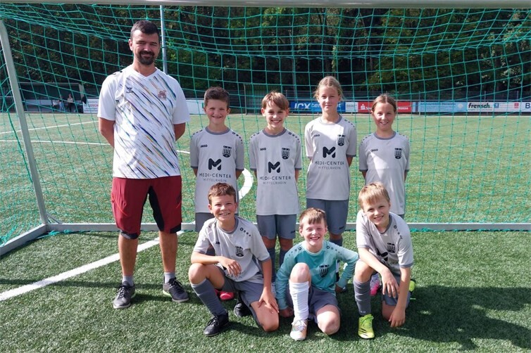 Die E3 der JSG Nickenich beim Turnier in Oberwinter: h.v.l. Trainer Thomas Herbst, Emil Herbst, Enno Lange, Romy Schmitz, Estelle Spreitzer, v.v.l. Jannis Bour, Max Stern (TW) und Luke Pfeiffer