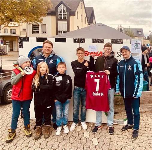 Die E5 Junioren luden zum Torwandschießen am Mendiger Bratapfelsonntag ein.  Fotos: privat