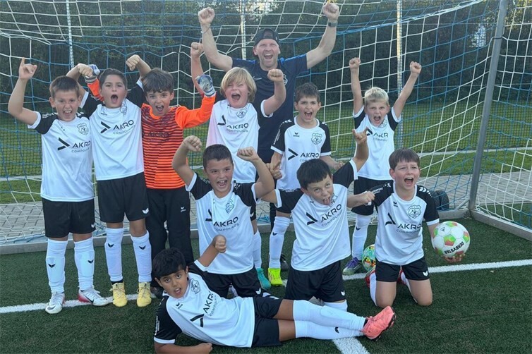 Die E7-Jugendmannschaft der SGL Heimersheim feiert ihren Sieg