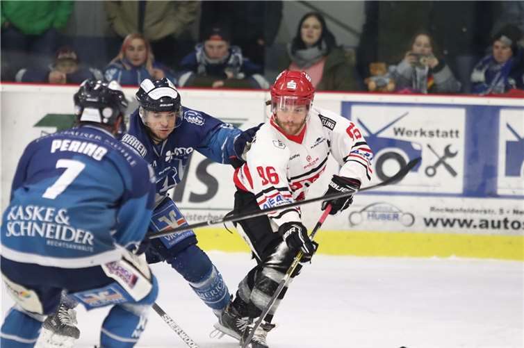 Die EHC-Abwehr mit Frederic Hellmann muss ab Freitag versuchen Liga-Topscorer Killian Hutt an die Kette zu legen. Foto: EHC