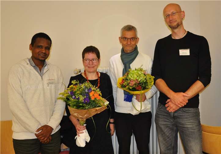 Die EIRENE Vorstandsmitglieder Hauke Steg (4. von links) und Tahirou Sy (1. von links) verabschieden Dr. Anthea Bethge als nun ehemalige Geschäftsführerin und begrüßen Ali Al Nasani herzlich als neuen Geschäftsführer.  Foto: Thorsten Klein