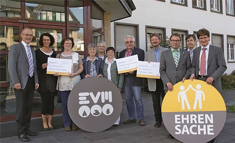 Die EVM konnte mit ihrer „Ehrensache“ wieder drei Schecks an Mayener Vereine verteilen.privat
