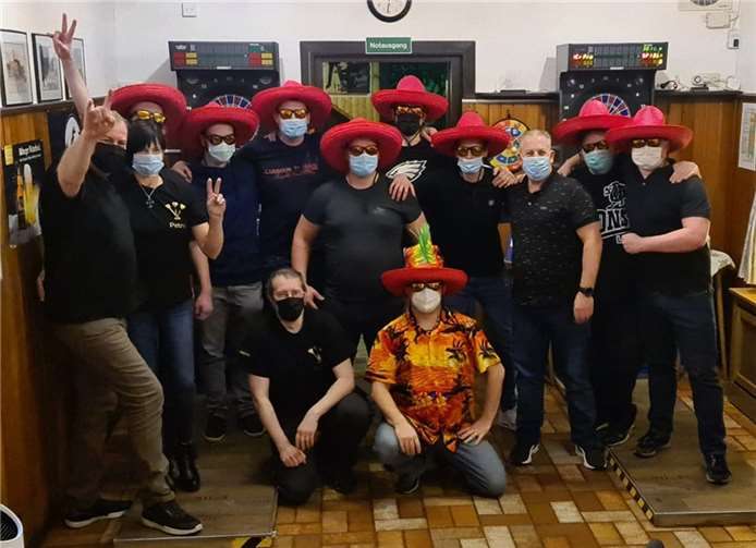 Die Eagles mit ihrem neuen Kapitän feierten bei ihrem letzten Heimspiel gegen die Mannschaft The Erpels aus Unkel nicht nur einen weiteren Sieg, sondern auch den Abschluss einer perfekten Saison.Foto: privat