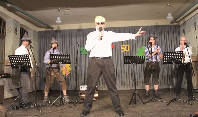 Die „Echten Fründe“ brachten mit Stargast Heino Stimmung in die Narrhalla.