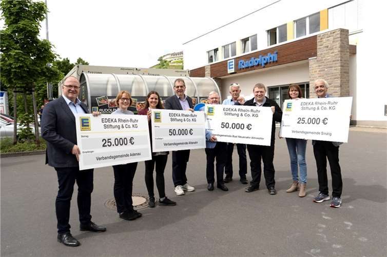 Die Edeka-Kaufleute Mathias Rudolphi, Marita Thiele und Timo Boden.  Foto:privat