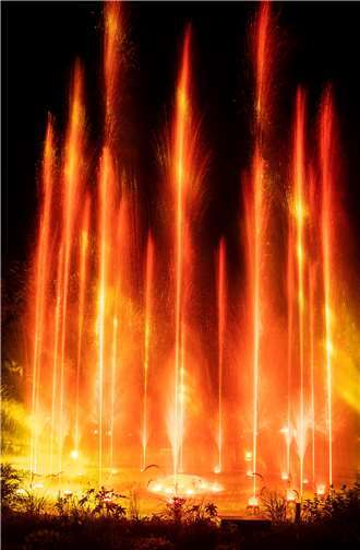 Die Effekte aus Licht und Wasser erinnern an die beliebte Klangwelle.