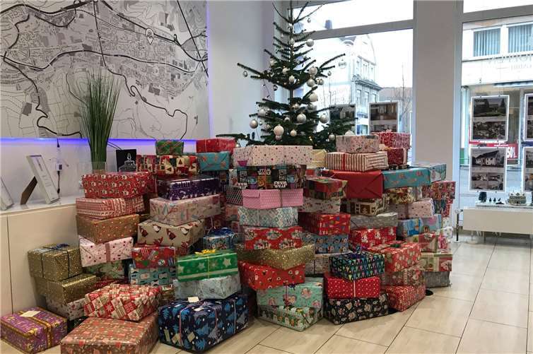 Die Efferz & Hoppen Immobilien GmbH unterstützt dieses Jahr zum siebten Mal in Folge die Aktion „Weihnachtspäckchen für Kinder in Not“ der Stiftung Kinderzukunft.Fotos: privat