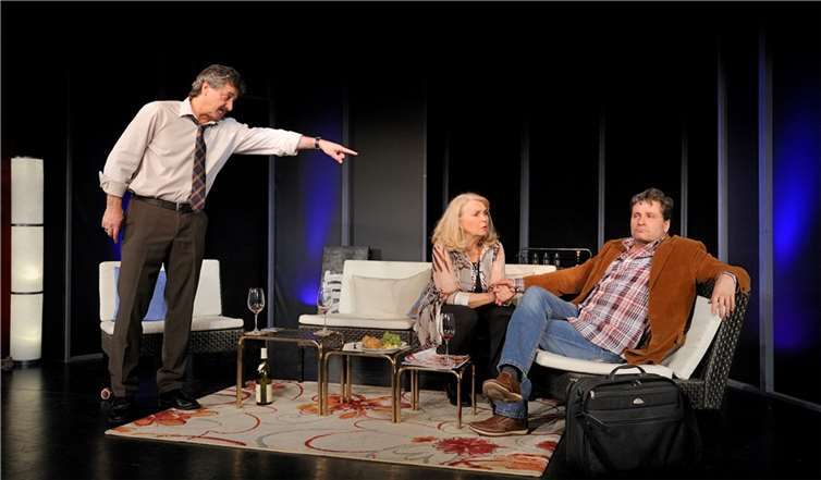 Die Eheleute Alex (Alfons Noventa) und Zoé (Margot Maria Paar) mit Pavel (Leo Braune), dem Freund der Familie. Friedhelm Schulz