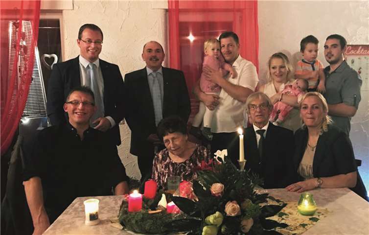 Die Eheleute Alfred und Gertrud Dreiser (mitte) mit ihrer Familie sowie VG-Bürgermeister Jörg Lempertz (2. v. links) und Ortsbürgermeister Rainer Hilger (3. v. links). privat