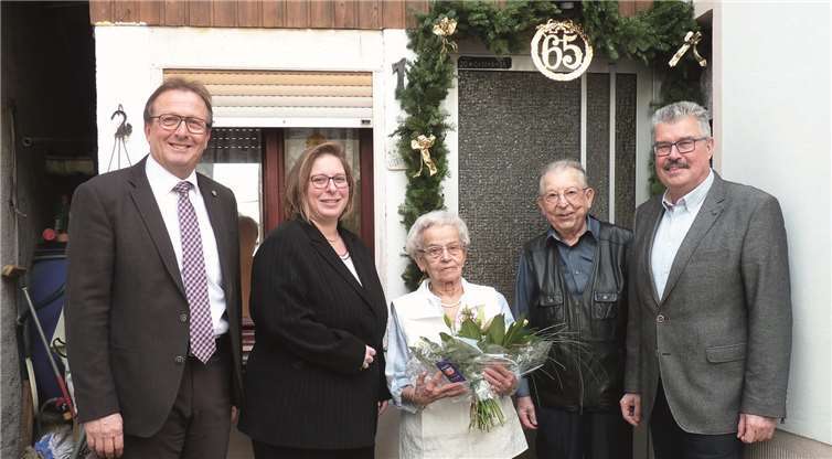 Die Eheleute Färber freuten sich über den Besuch der Kreisbeigeordneten Judith Lehnigk-Emden, des Ersten Beigeordneten der VG Mendig, Joachim Plitzko und des Stadtbürgermeisters Hans Peter Ammel. Foto: FRE