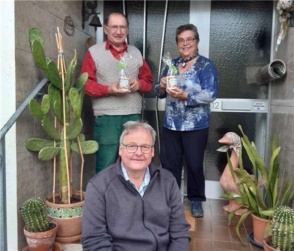 Die Eheleute Gustav und Wilfriede Kemper freuten sich über den Besuch von Ortsbürgermeister Martin Fischbach (vorne). Fotos: privat