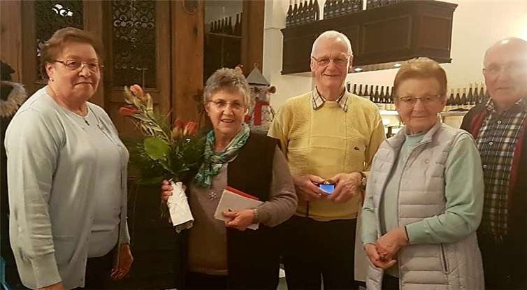 Die Eheleute Helga (2.v.l.) und Günter Knieps (r.) organisieren seit acht Jahren den Rentnertreff in Walporzheim. Foto: privat