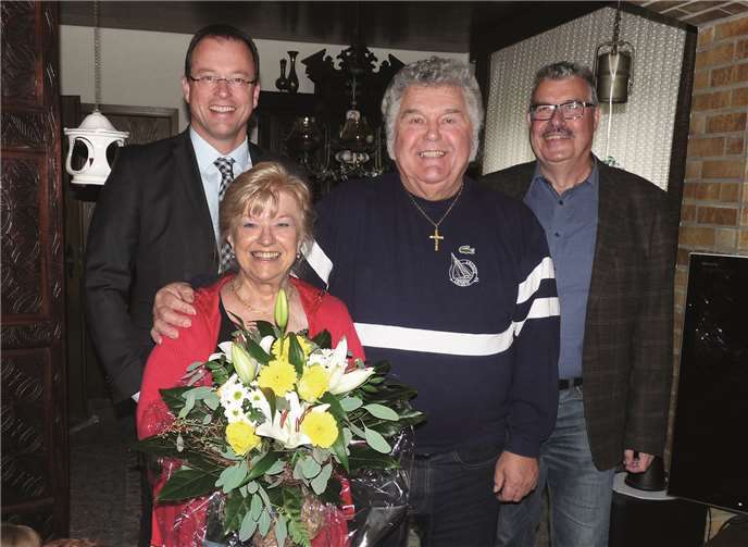 Die Eheleute Knauf freuten sich ganz besondersüber den Besuch von VG-Bürgermeister Jörg Lempertz (l.)und Stadtbürgermeister Hans Peter Ammel. Foto: FRE