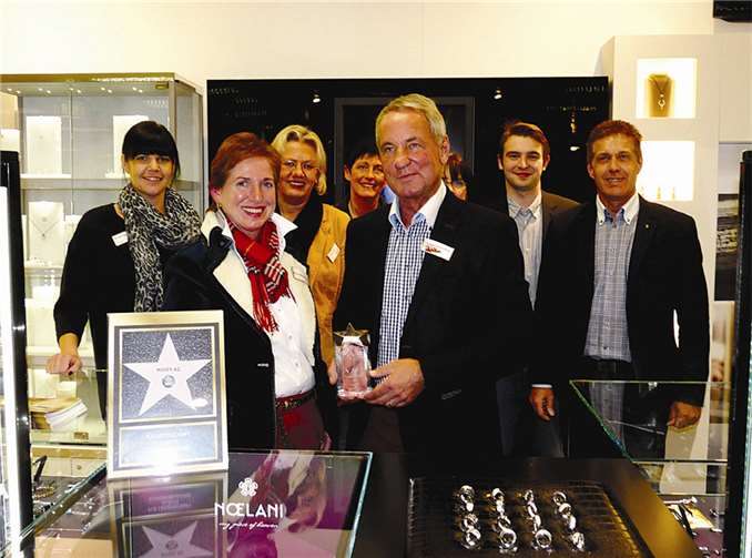 Die Eheleute Wittenberg mit den Teamleitern des Kaufhauses Moses.