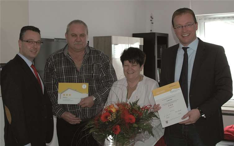 Die Eheleute Zirkel erhielten die Urkunde, die ihr Ferienhaus mit drei Sternen qualifiziert.privat