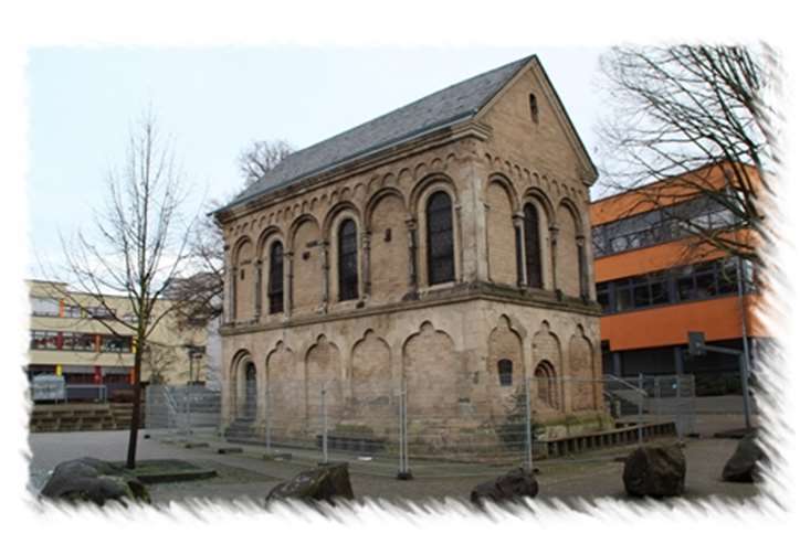 Die Ehemalige Friedhofskapelle St. Michael in Andernach, errichtet um 1220. Dieses Foto von einem alten historischen Bau mit viel Geschichte schickte uns Leser Dietmar Groß.
