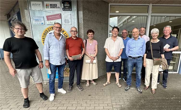 Die Ehemaligen Abiturienten der Klasse a von 1975 überreichen dem Schulleiter eine Spende für die Martinusstiftung. Von links nach rechts: Heinz-Ulrich Schwarz, Martin Stötzel, Erwin Klein, Edith Oellers, Schulleiter Thomas Schmacke, Ewald Briesch, Gerd Thomé, Berthold Fuchs, Sibylle Schoppmann, Heinz-Georg Honnef. Foto: privat