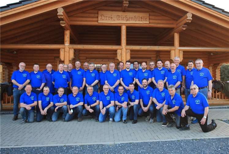 Die Ehemaligen Burschen Anhausen in ihren neuen Vereins-Shirts.  Foto: privat