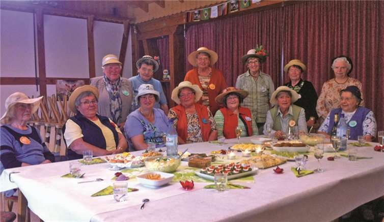 Die Ehemaligen-Fraktion der Ratzerter „Krautfrauen“ hat bei ihrer Hut-Party sehr viel Spaß.privat