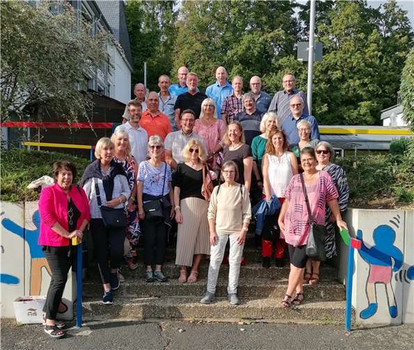 Die Ehemaligen auf dem Schulhof. Foto: privat