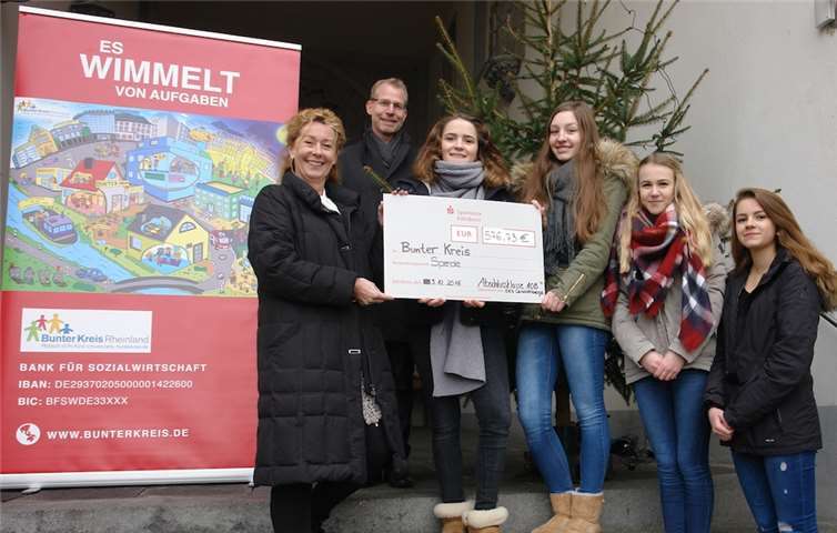 Die Ehemaligen überreichten den Spendenscheck an Frau Orth als Vorstandsvorsitzende der Organisation.  Bunter Kreis Rheinland