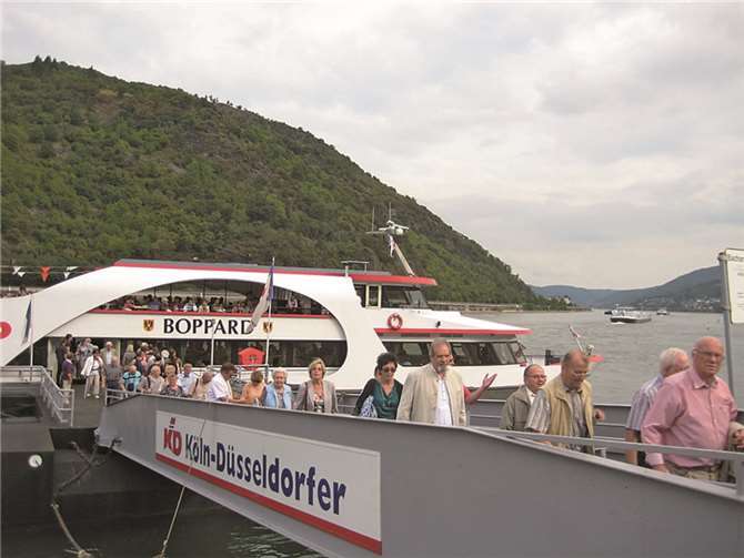 Die Ehemaligen verlassen das Schiff, um Bacharach zu erkunden.privat