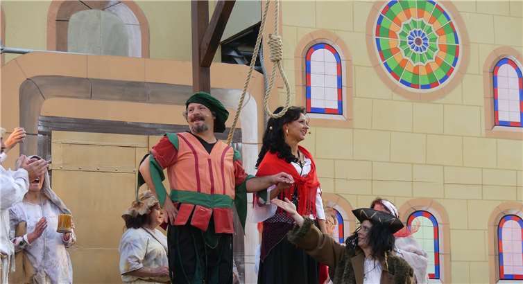 Die Eheschließung mit der schönen ZigeunerinLa Esmeralda rettet Dichter Pierre Gringoire vor dem Strang. Fotos: TE