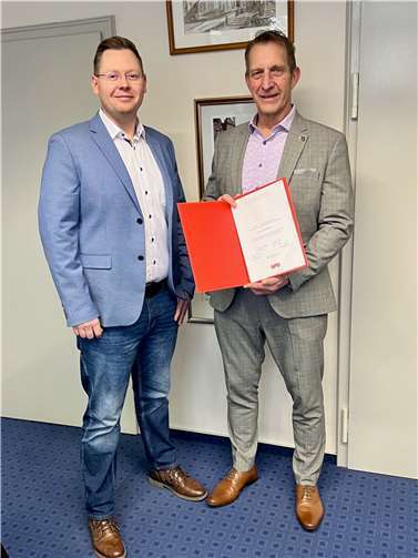 Die Ehre der Urkundenübergabe oblag Sven Koch, dem Vorsitzenden sowie frisch gekürtem Bürgermeisterkandidaten der SPD Münstermaifeld.  Foto: privat