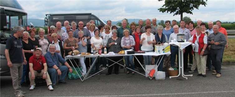 Die Ehrenabteilung begann ihre Tour mit einem Sektfrühstück beim ersten Stopp an der Autobahn.privat