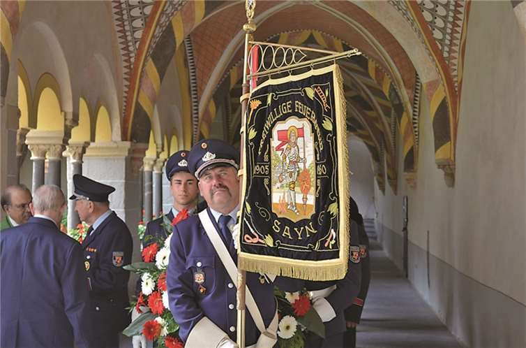 Die Ehrenabteilung, voran Fähnrich Silvio Becker, zog feierlich in die Abteikirche Sayn ein.