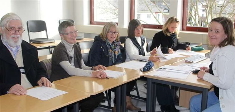 Die Ehrenamtler sitzen in der Realschule plus Bad Ems/Nassau erst mal selbst auf der Schulbank. -WW- Willi Willig