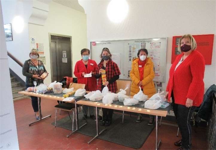 Die Ehrenamtliche verteilen Tüten mit gespendeten Lebensmitteln, Hygieneartikeln oder ein kleines Spielzeug. Quelle: Stadtverwaltung Bad Neuenahr-Ahrweiler