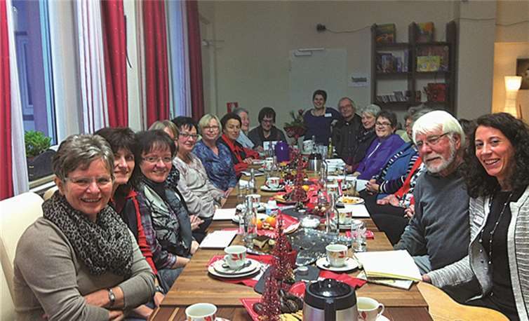 Die Ehrenamtlichen der Ambulanten Hilfezentren Lutzerath, Treis-Karden und Zell in gemütlicher Runde. Barbara Barden