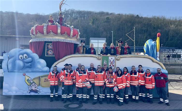 Die Ehrenamtlichen des Ortsvereins Bad Breisig waren in dieser Session mit 66 Helfenden im Einsatz. Einige von ihnen trafen dabei auch auf das Bad Breisiger Prinzenpaar Jan I. und Andrea I. sowie deren Hofstaat.  Foto: Susanne Matern