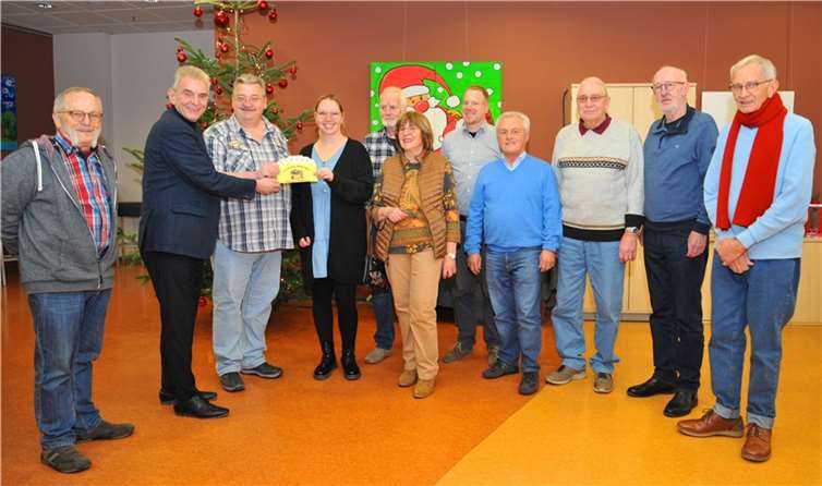 Die Ehrenamtsgruppe „Häcker 60Plus“ hat 500 Euro zur Unterstützung von Familien mit Kindern an das Haus der Familie (HdF) gespendet. Darüber freuen sich Bürgermeister Claus Peitz (2. von links) und HdF-Leiterin Lisa Scharrenbach (4. von links).  Foto: Stadt Andernach/Maurer