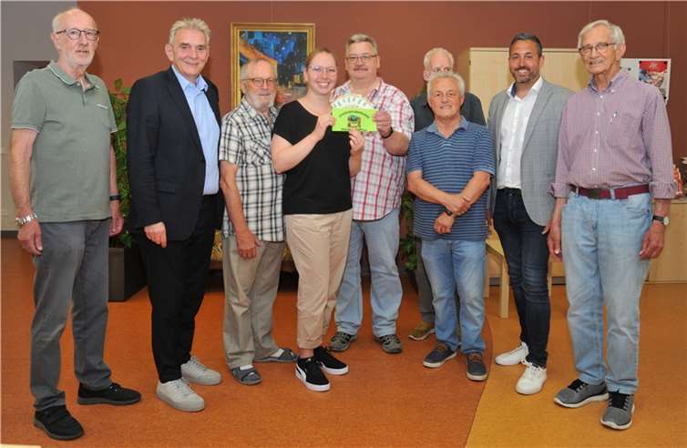 Die Ehrenamtsgruppe „Häcker 60Plus“ hat 500 Euro zur Unterstützung von Familien mit Kindern an das Haus der Familie (HdF) gespendet. Darüber freuen sich Oberbürgermeister Christian Greiner (2. von rechts), Bürgermeister Claus Peitz (2. von links) und HdF-Leiterin Lisa Scharrenbach.  Foto: Stadt Andernach/Maurer