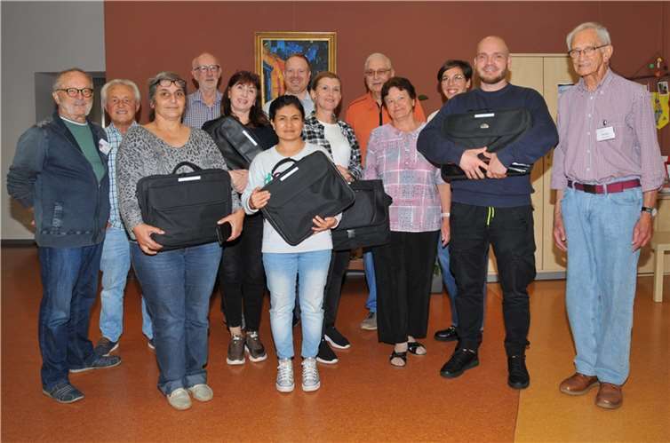 Die Ehrenamtsgruppe „Häcker 60Plus“ hat acht aufgearbeitete Laptops an Deutschschüler aus der Ukraine bergeben. Foto: Stadt Andernach/Maurer