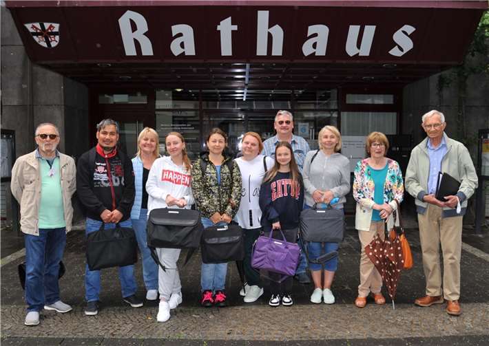 Die Ehrenamtsgruppe „Häcker 60Plus“ hat ausgediente Laptops professionell aufgearbeitet und jetzt an Teilnehmer von VHS-Deutschkursen für Ukraine-Flüchtlinge kostenlos übergeben. Dies ermöglicht den Kursteilnehmern, entsprechende Deutsch-Lernprogramme zu nutzen.  Foto: Stadt Andernach/Maurer