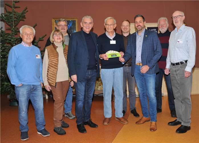 Die Ehrenamtsgruppe „Häcker 60Plus“ hat dem Haus der Familie eine Spende von 500 Euro zur Unterstützung von Kinderprojekten überreicht. Foto: Stadt Andernach/Maurer