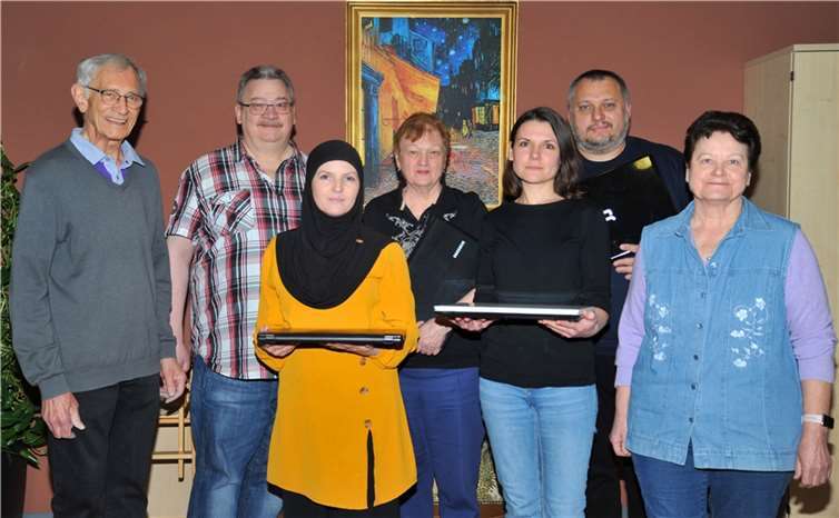 Die Ehrenamtsgruppe „Häcker 60Plus“ hat gebrauchte Laptops aufgearbeitet und an Geflüchtete überreicht. Diese Geräte helfen ihnen beim Erlernen der deutschen Sprache. Außerdem können sie damit Kontakt in ihre Heimat halten.  Foto: Stadt Andernach/Maurer