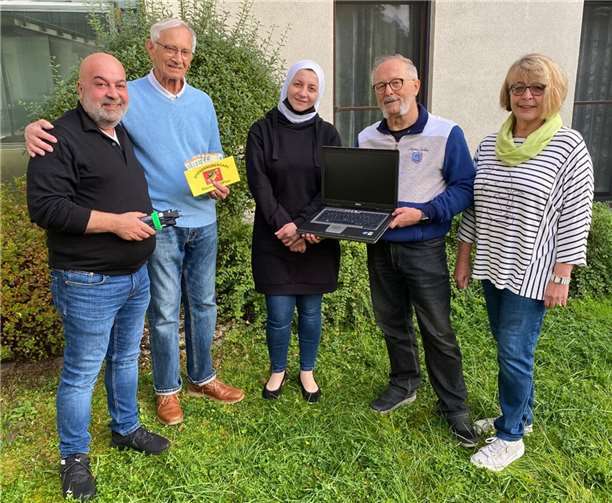 Die Ehrenamtsgruppe „Häcker 60Plus“ und Bewohner des Vier-Generationenhauses in der Karolingerstraße unterstützen das aus Syrien stammende Paar, das während der Flutkatastrophe im Ahrtal alles verloren hat, beim Neuanfang in Andernach. Foto: Privat