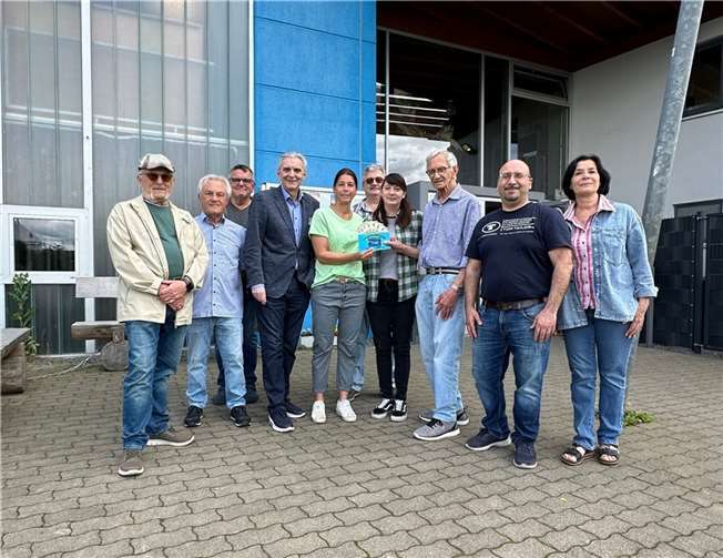 Die „Ehrenamtsinitiative Häcker 60plus“ hat das Jugendzentrum Andernach mit einer großzügigen Spende von 500 Euro unterstützt.  Foto: Stadt Andernach / Regina Unruh